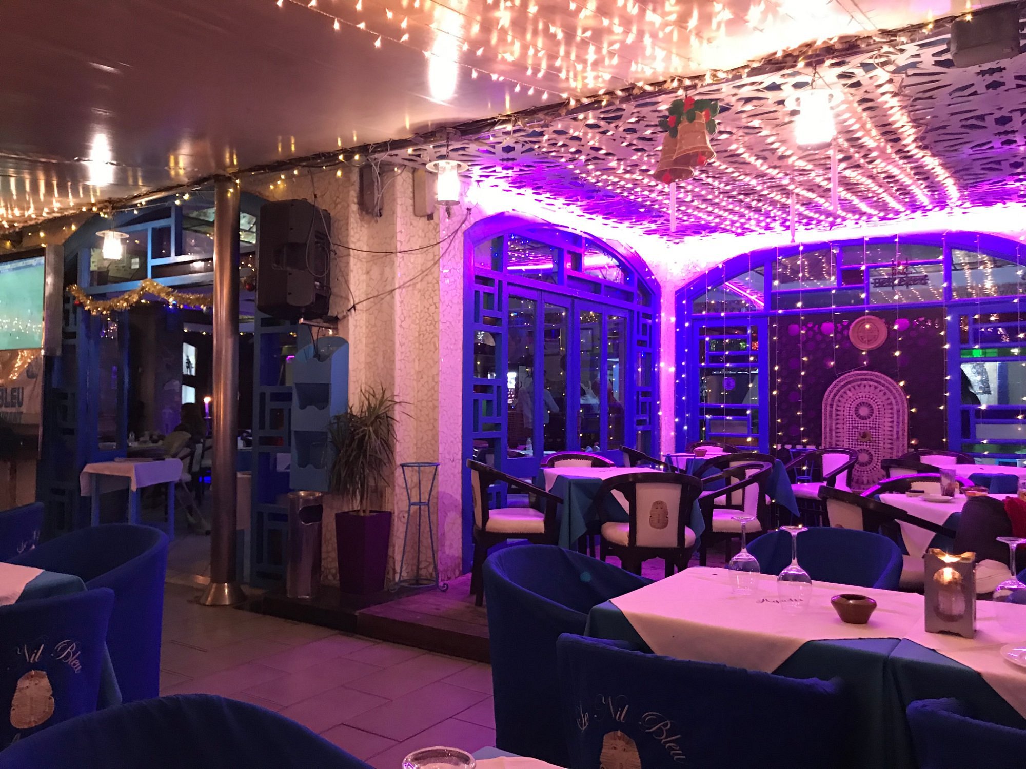 restaurant-with-decorations